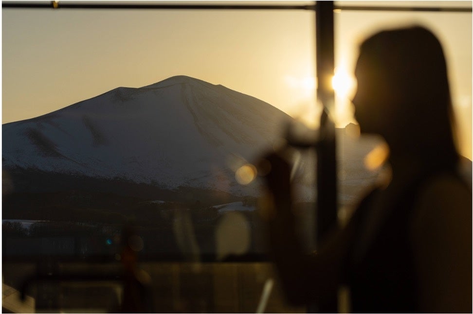 浅間山を背にワインも飲むプランイメージ 軽井沢の一棟貸しヴィラリゾート あさまあさま空山望