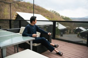 軽井沢一棟貸しヴィラリゾートあさま空山望 コーヒー片手にテラスでひといき